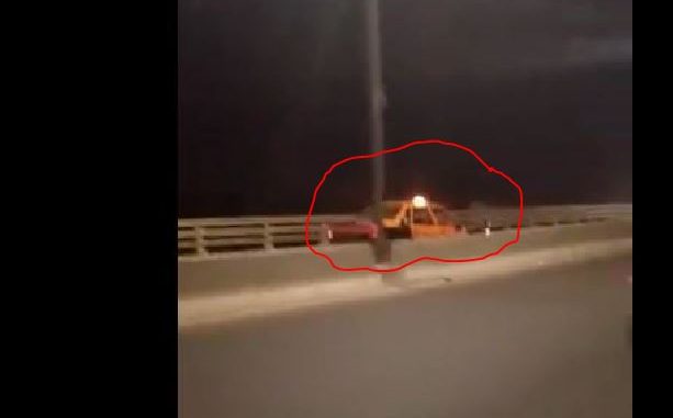 Vidéo: Incroyable mais vrai, un taxi roule en sens inverse sur l’autoroute à péage