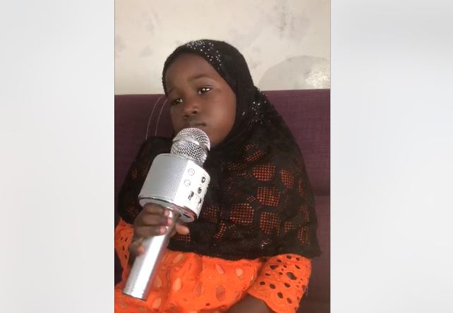 Cette magnifique jeune fille chante le Prophète (PSL) faites écouter a vos enfants