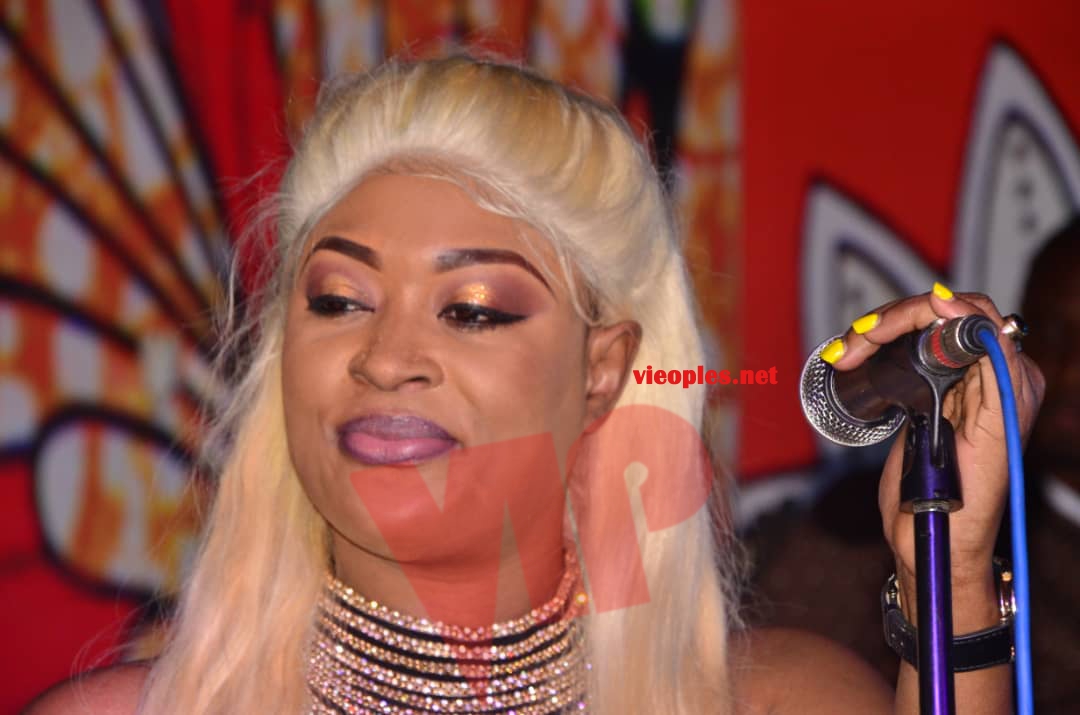 ADMIREZ, le new look blonde, fashion et stylé de TITI la lionne en live au Saraba.