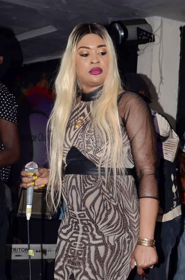 Titi embrase la toile en s’affichant dans une robe qui met en valeur ses formes…
