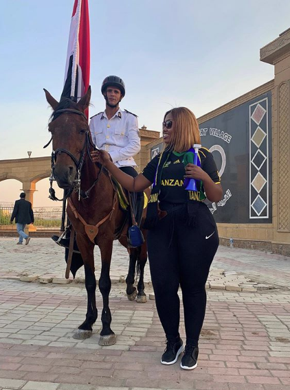 CAN 2019 – Voici la supportrice Tanzanienne qui fait le Buzz en Egypte avec ses formes généreuses..