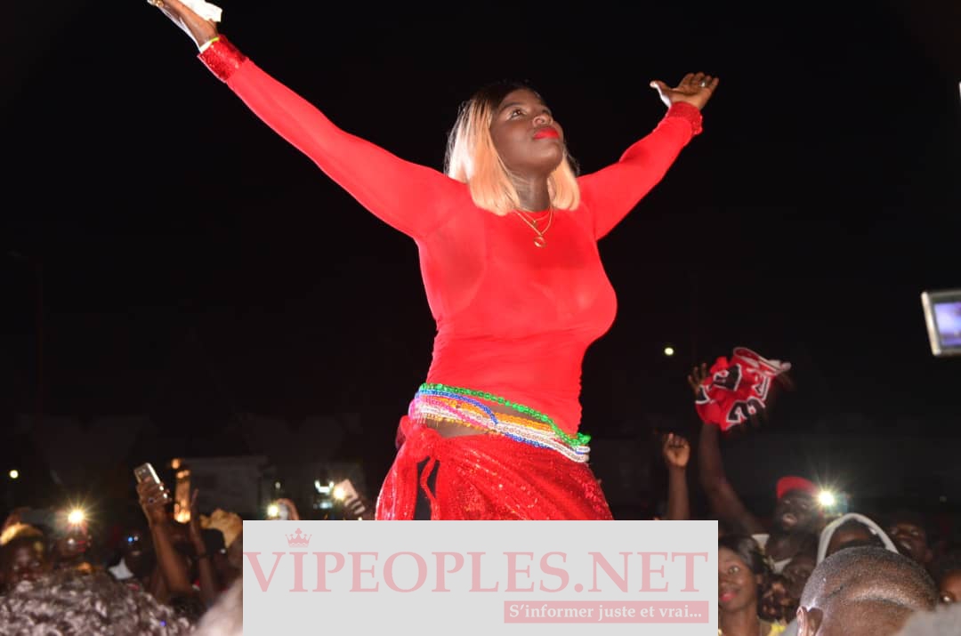CICES REVIVEZ LES IMAGES EXPLOSIVES DU LIVE SHOW DE MOMO DIENG QUI GRAVIT LES ÉCHELONS.