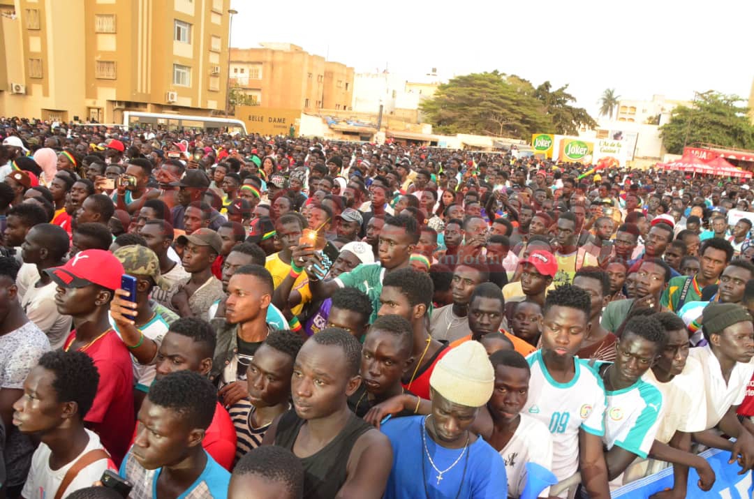 Comment les Sénégalais ont regardé le match du Sénégal face au Benin à la place de la nation avec Sidy Diop.