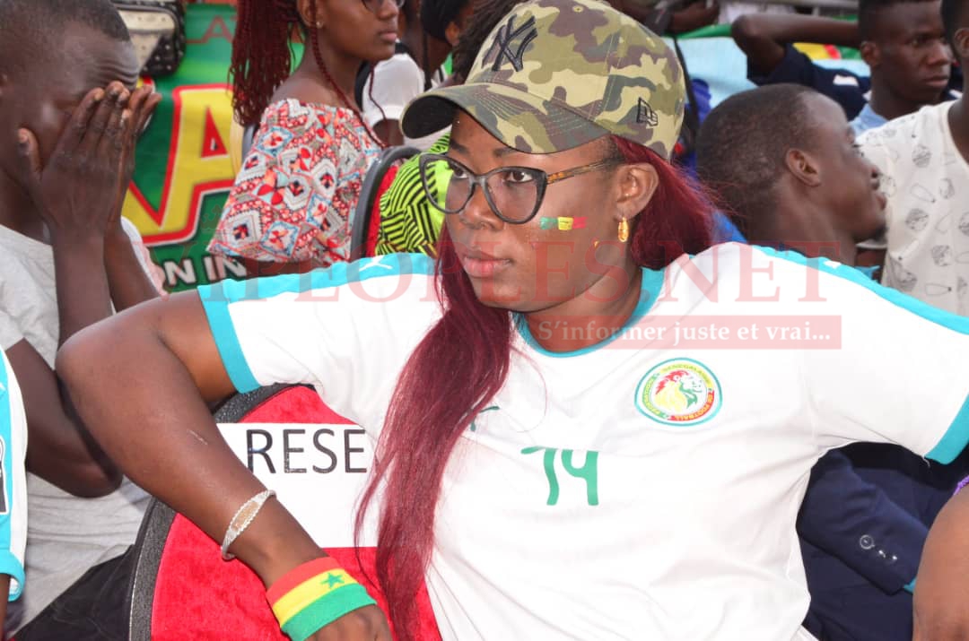 Comment les Sénégalais ont regardé le match du Sénégal face au Benin à la place de la nation avec Sidy Diop.