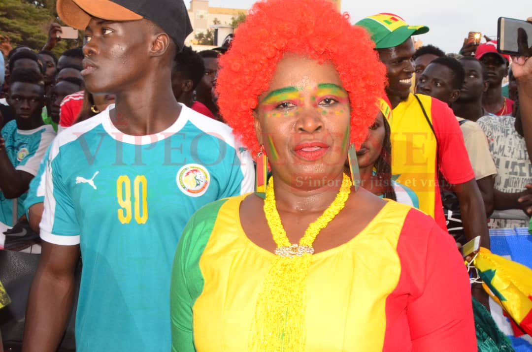 Comment les Sénégalais ont regardé le match du Sénégal face au Benin à la place de la nation avec Sidy Diop.