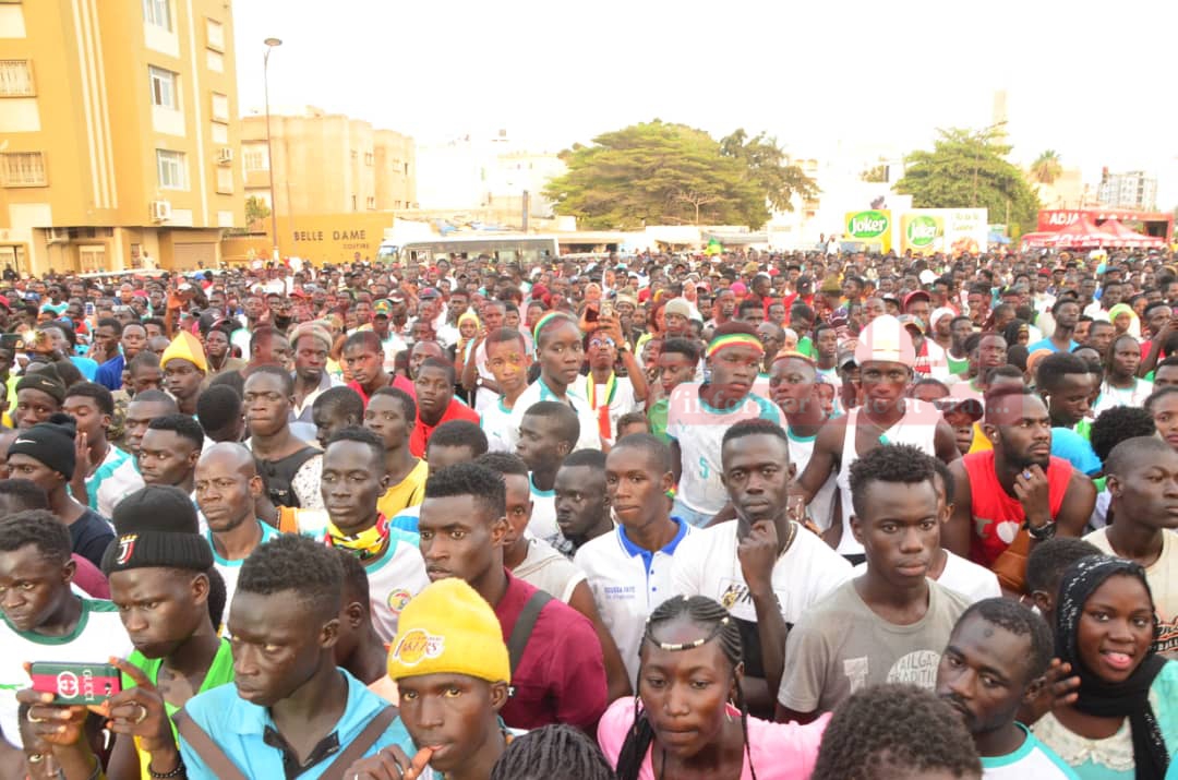 Comment les Sénégalais ont regardé le match du Sénégal face au Benin à la place de la nation avec Sidy Diop.