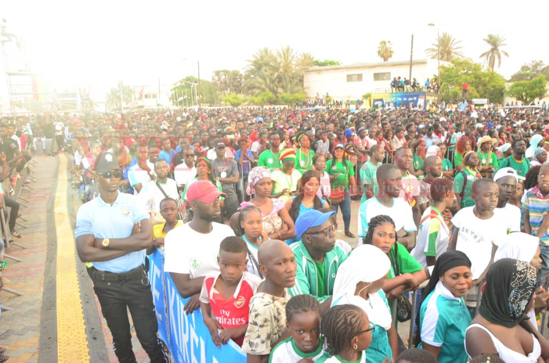 Comment les Sénégalais ont regardé le match du Sénégal face au Benin à la place de la nation avec Sidy Diop.
