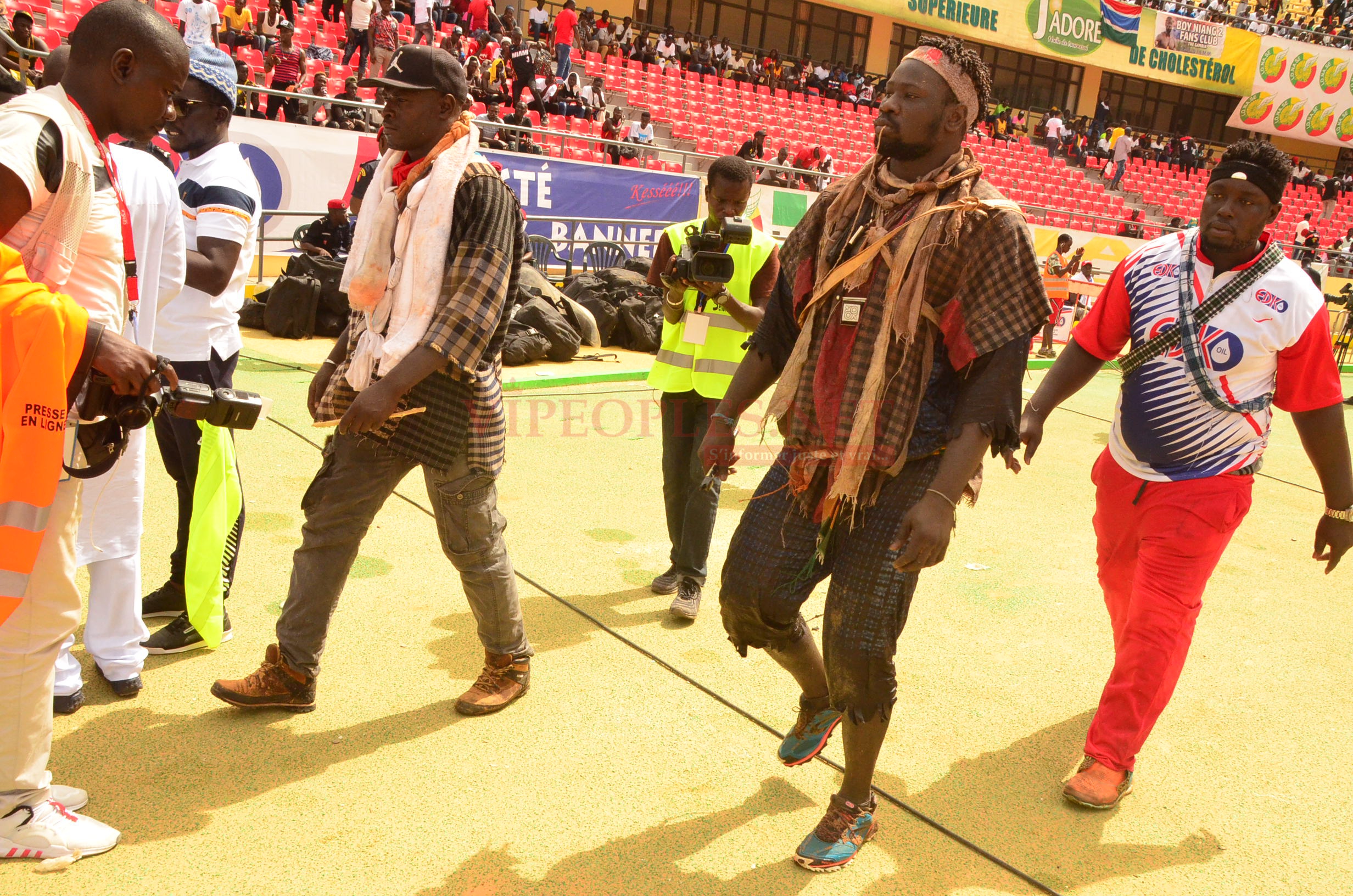 Ambiance et incident chez Boy Niang 2 en tre les GMI et supporters avant d'aller au stade.