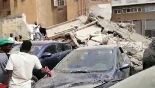 CENTRE-VILLE : L’effondrement spectaculaire d’un immeuble endommage plusieurs voitures