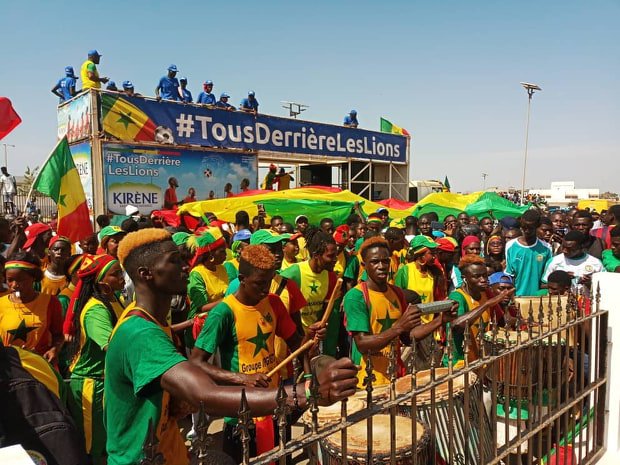 Aeroport LSS : Les lions accueillis en héros par une foule de supporters en liesse ( images)