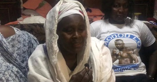 Video- La Réaction émouvante de la mère de Modou Lo après la victoire face à Eumeu