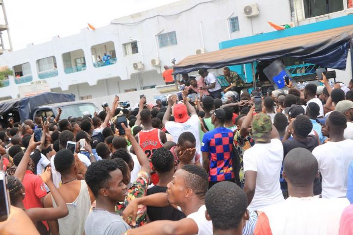 Décès de l’artiste Dj Arafat : des milliers de ‘’chinois’’, parents et amis mobilisés devant la polyclinique et refusent de croire
