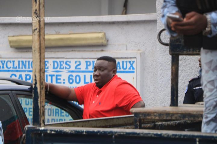 Décès de l’artiste Dj Arafat : des milliers de ‘’chinois’’, parents et amis mobilisés devant la polyclinique et refusent de croire