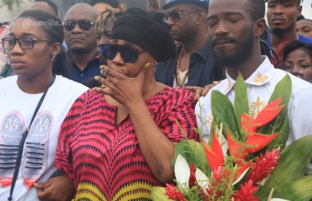 Les images de Tina Glamour inconsolable sur le lieu de l’accident de son fils Dj Arafat