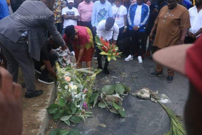 Les images de Tina Glamour inconsolable sur le lieu de l’accident de son fils Dj Arafat