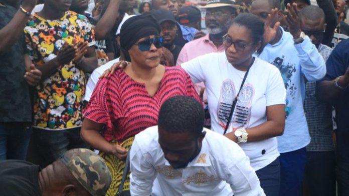 Les images de Tina Glamour inconsolable sur le lieu de l’accident de son fils Dj Arafat