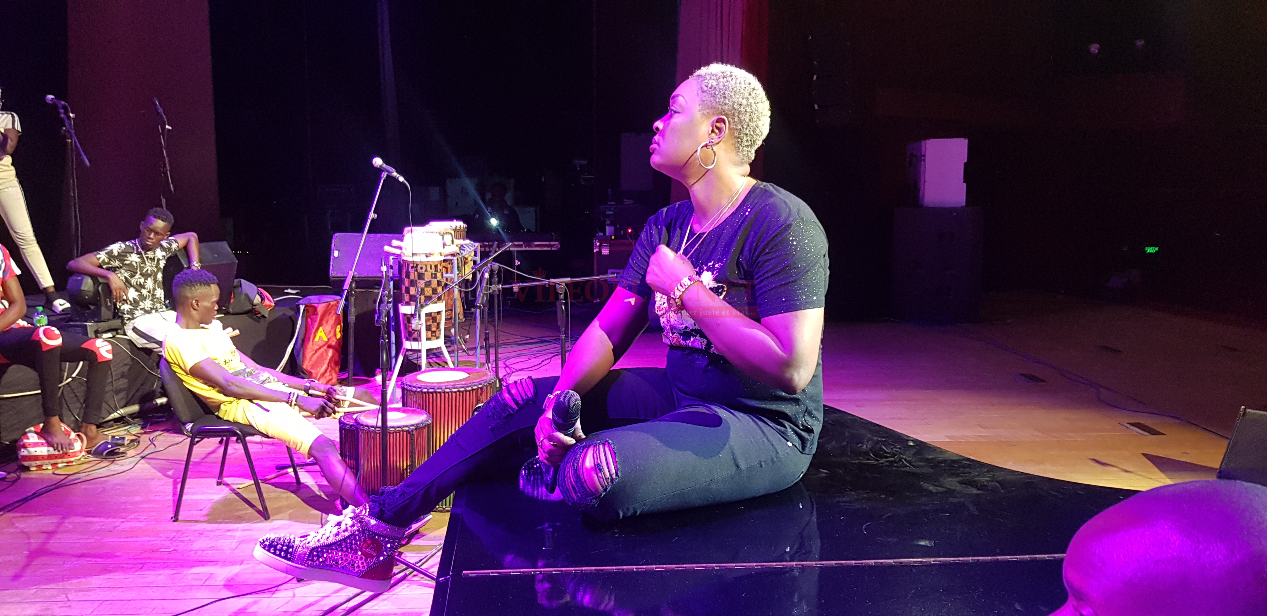 GRAND THEATRE: Titi en mode balace à quelques heures avant le grand spectacles.