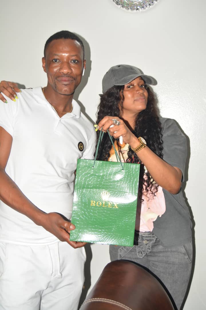 Le cadeau de Colé Faye patronne de COBRA BEAUTY HAIR à son frére Tange Tandian pour son anniversaire: Une montre et bracelet ROLEXE.