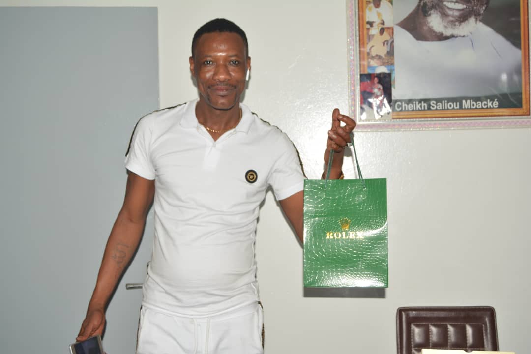 Le cadeau de Colé Faye patronne de COBRA BEAUTY HAIR à son frére Tange Tandian pour son anniversaire: Une montre et bracelet ROLEXE.