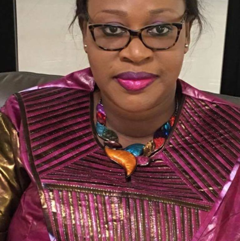 Un an de plus ça se fête: Nene Fatoumata Tall, ministre de la jeunesse souffle une bougie de plus.