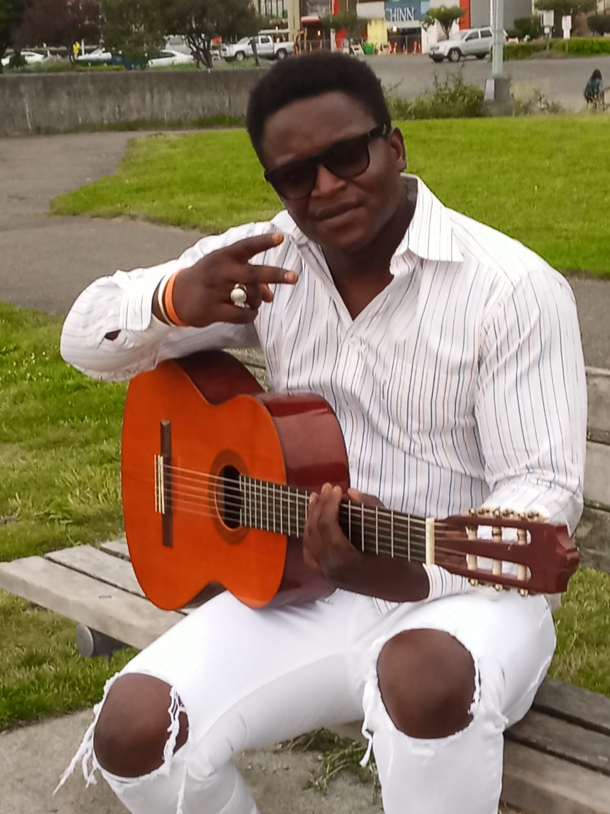 A la découverte de  Diery ....   Diery est un chanteur, guitariste et compositeur hors pair.