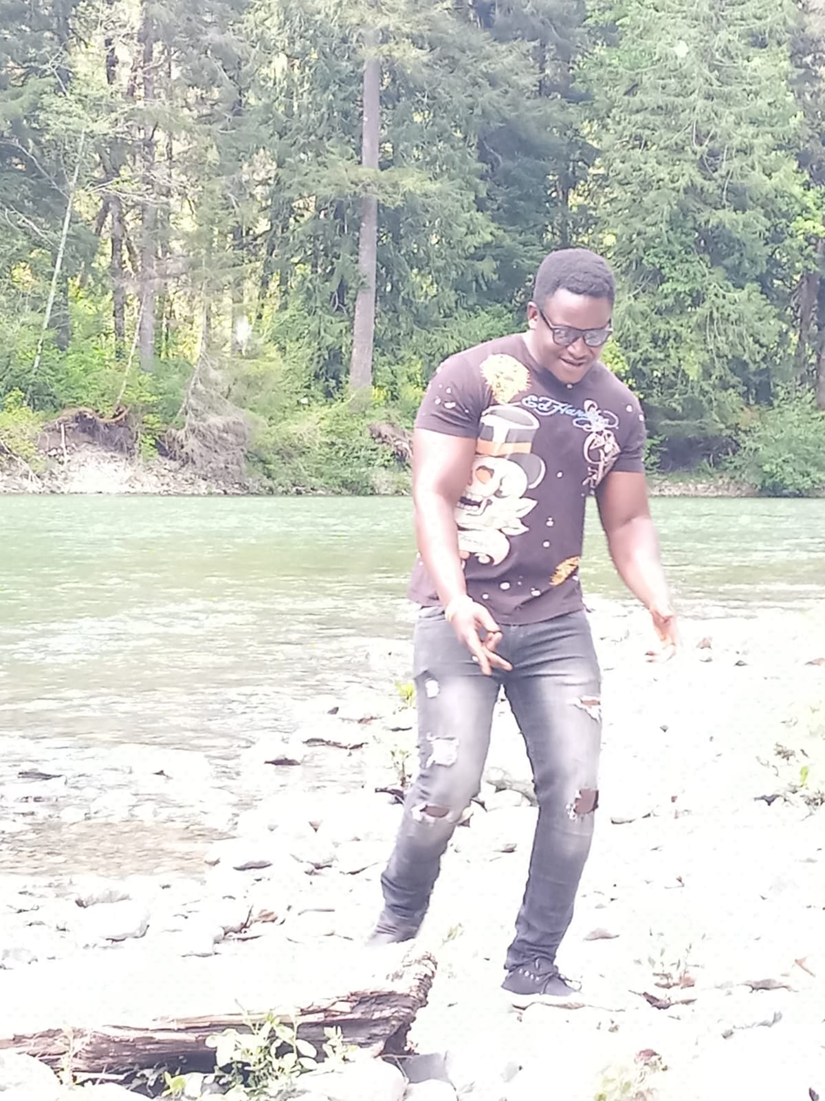 A la découverte de  Diery ....   Diery est un chanteur, guitariste et compositeur hors pair. A la découverte de  Diery ....   Diery est un chanteur, guitariste et compositeur hors pair.