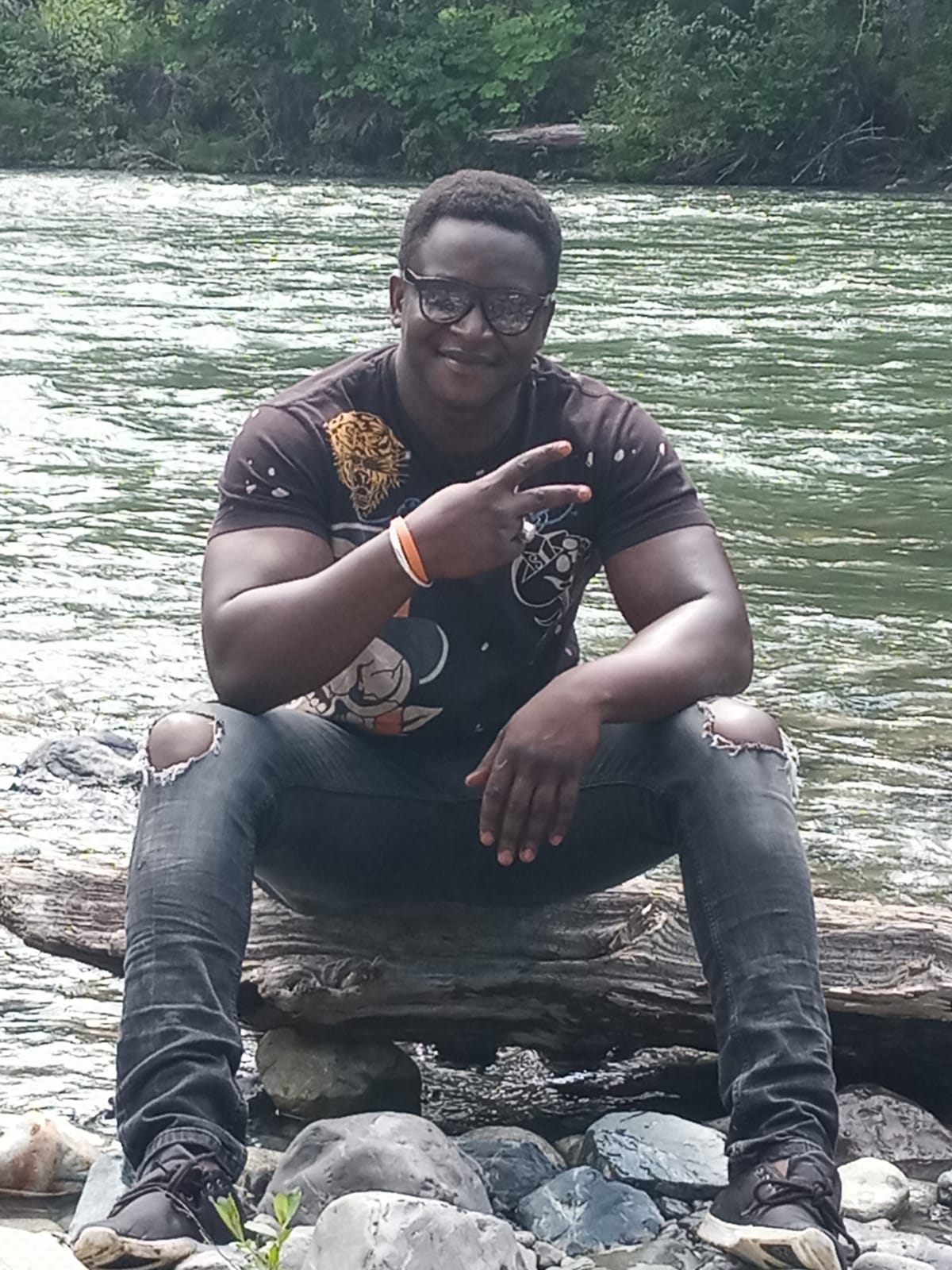 A la découverte de  Diery ....   Diery est un chanteur, guitariste et compositeur hors pair. A la découverte de  Diery ....   Diery est un chanteur, guitariste et compositeur hors pair.