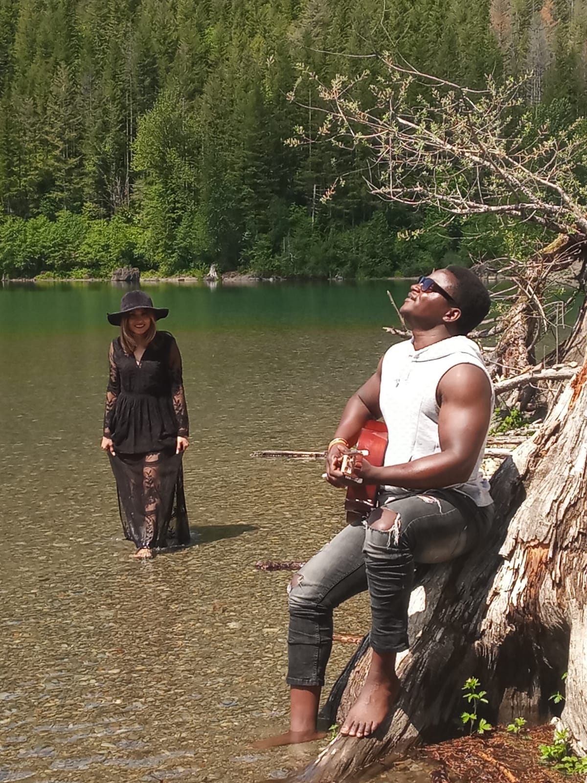 A la découverte de  Diery ....   Diery est un chanteur, guitariste et compositeur hors pair. A la découverte de  Diery ....   Diery est un chanteur, guitariste et compositeur hors pair.