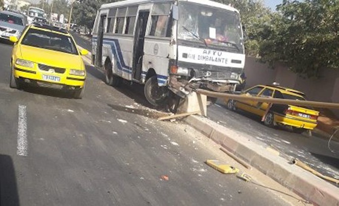 Virage Almadies: Terrible accident entre 2 bus Tata qui faisaient la course
