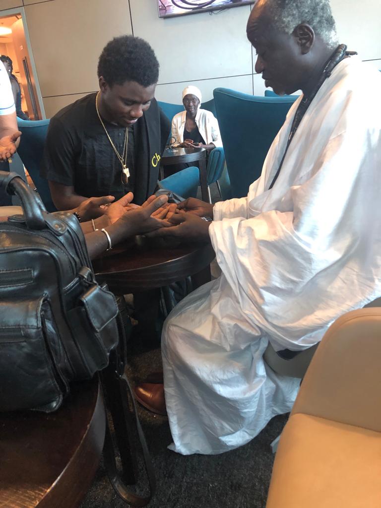 AIBD, Waly Seck au salon d'honneur avec Cheikh Ndigueul Fall destination Paris avant le lancement de sa puce téléphonique 2S MOBILE.