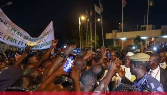 05 PHOTOS. Sommet extraordinaire de le CEDEAO : Bain de foule à l’arrivée du Président Macky Sall au Burkina