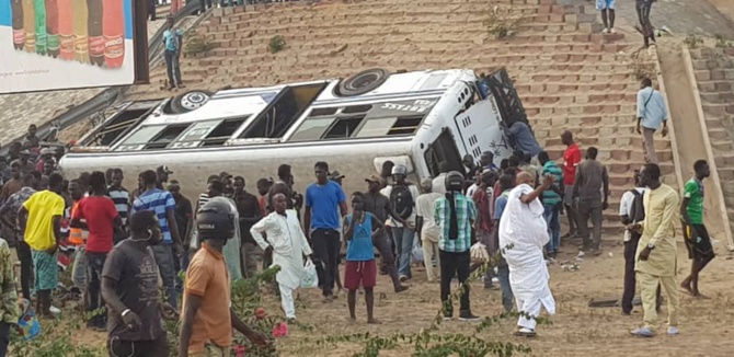 Accident sur l’autoroute à péage: Un bus Tata s’est renversé, plusieurs blessés enregistrés