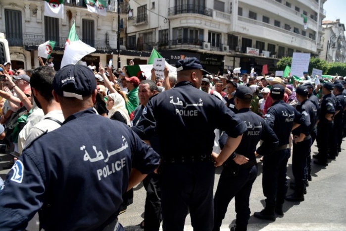 Algérie: Deux morts dans des heurts entre protestataires et des policiers