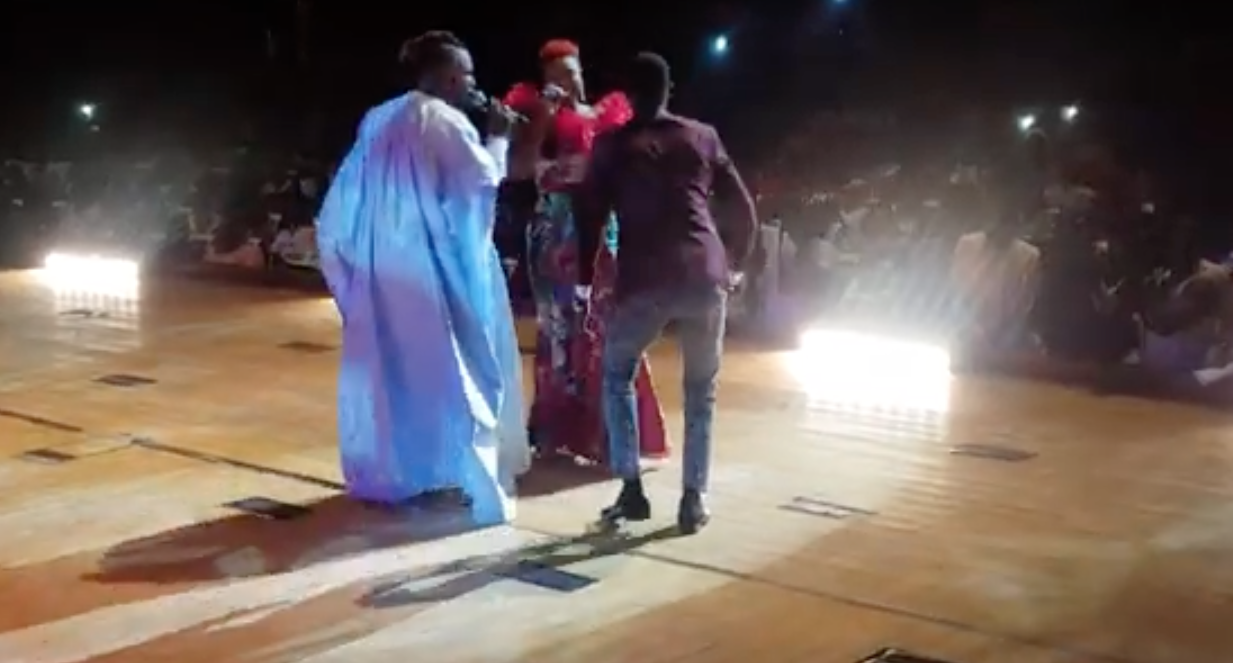 Guichet fermé au grand theatre: Momo Dieng retrouve son frère Pama Dieng sur scène avec fierté.