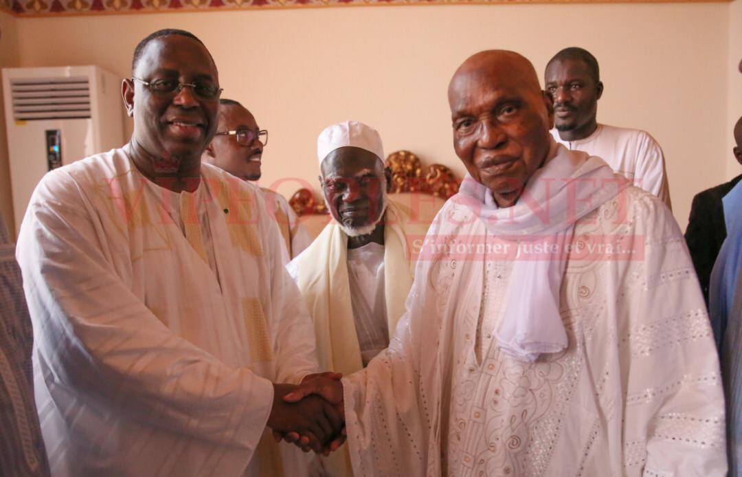 Les images les plus jolies entre un père qui retrouve son fils: Macky Sall et Abdoulaye Wade se retrouvent devant Serigne Mountaka Bachir à Massalikoul Djinane