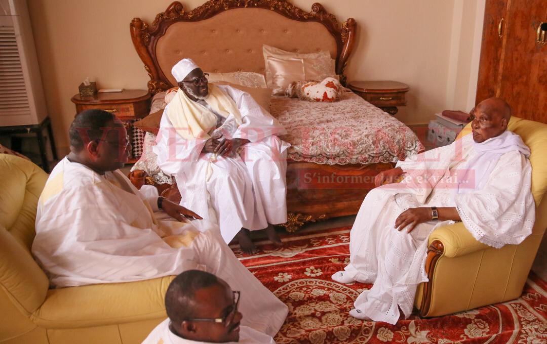 Les images les plus jolies entre un père qui retrouve son fils: Macky Sall et Abdoulaye Wade se retrouvent devant Serigne Mountaka Bachir à Massalikoul Djinane