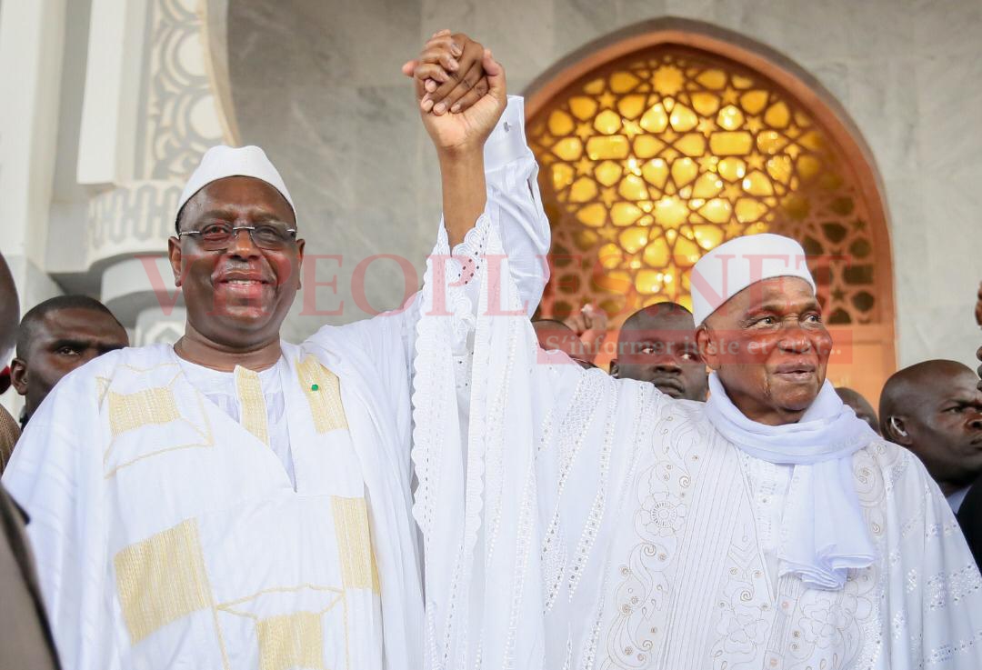 Les images les plus jolies entre un père qui retrouve son fils: Macky Sall et Abdoulaye Wade se retrouvent devant Serigne Mountaka Bachir à Massalikoul Djinane