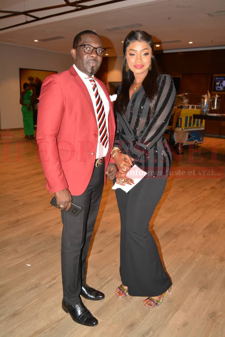 Mbaye Dièye Faye en toute complicité avec son « Goro » et sa fille Thiané Faye et Mbathio Ndiaye à la soirée de Vivi au Pullman