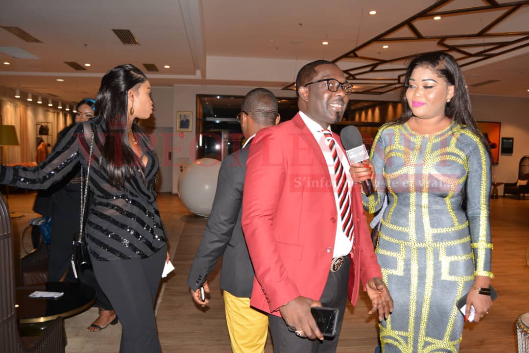 Mbaye Dièye Faye en toute complicité avec son « Goro » et sa fille Thiané Faye et Mbathio Ndiaye à la soirée de Vivi au Pullman