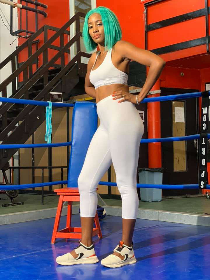 Que mijote Queen Biz dans une salle de boxe?
