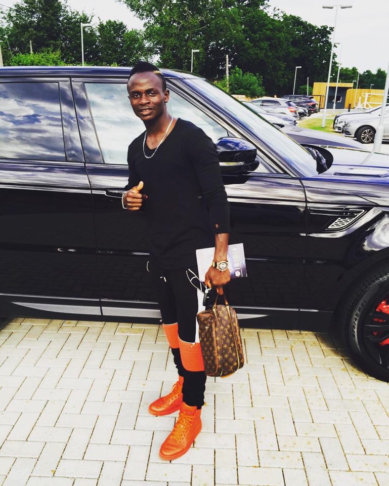 À la découverte des magnifiques bolides de Sadio Mané cachées dans son garage