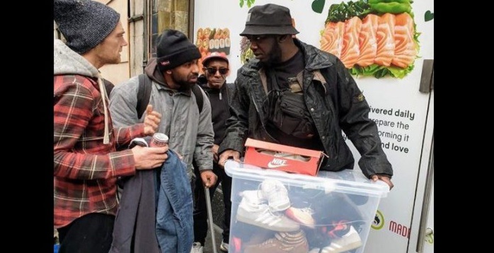 Moosa Nsubuga : Le musulman qui offre 170 chaussures de sport aux sans-abris chaque mois Moosa Nsubuga : Le musulman qui offre 170 chaussures de sport aux sans-abris chaque mois