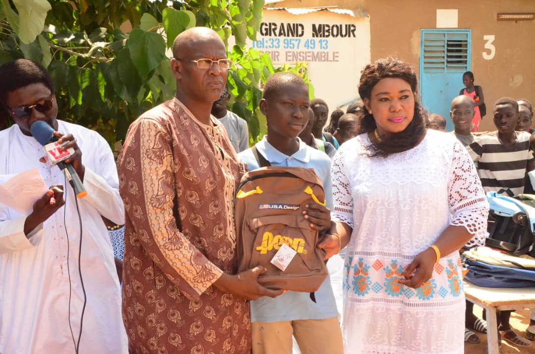 OEUVRES SOCIALES: La présidente de l'Association Feu Mamadou Diop Miroir Citoyenneté, Diatou lors de la distribution des 10 000 Kits scolaires aux établissements de Mbour