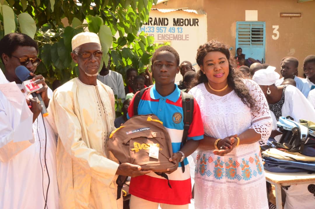 OEUVRES SOCIALES: La présidente de l'Association Feu Mamadou Diop Miroir Citoyenneté, Diatou lors de la distribution des 10 000 Kits scolaires aux établissements de Mbour