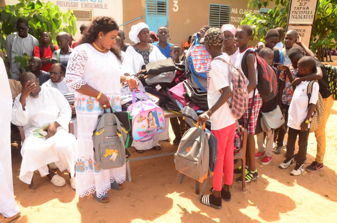 OEUVRES SOCIALES: La présidente de l'Association Feu Mamadou Diop Miroir Citoyenneté, Diatou lors de la distribution des 10 000 Kits scolaires aux établissements de Mbour