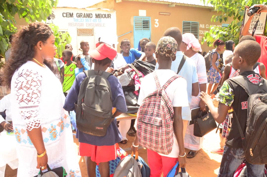OEUVRES SOCIALES: La présidente de l'Association Feu Mamadou Diop Miroir Citoyenneté, Diatou lors de la distribution des 10 000 Kits scolaires aux établissements de Mbour