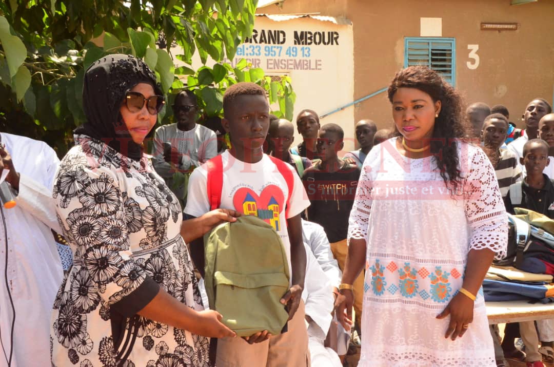 Les 57 images de remises de 10 000 Kits Scolaires aux établissements de Mbour et aux enfants de la poupeniére par l'Association Miroir Citoyenneté de feu Mamadou Diop.