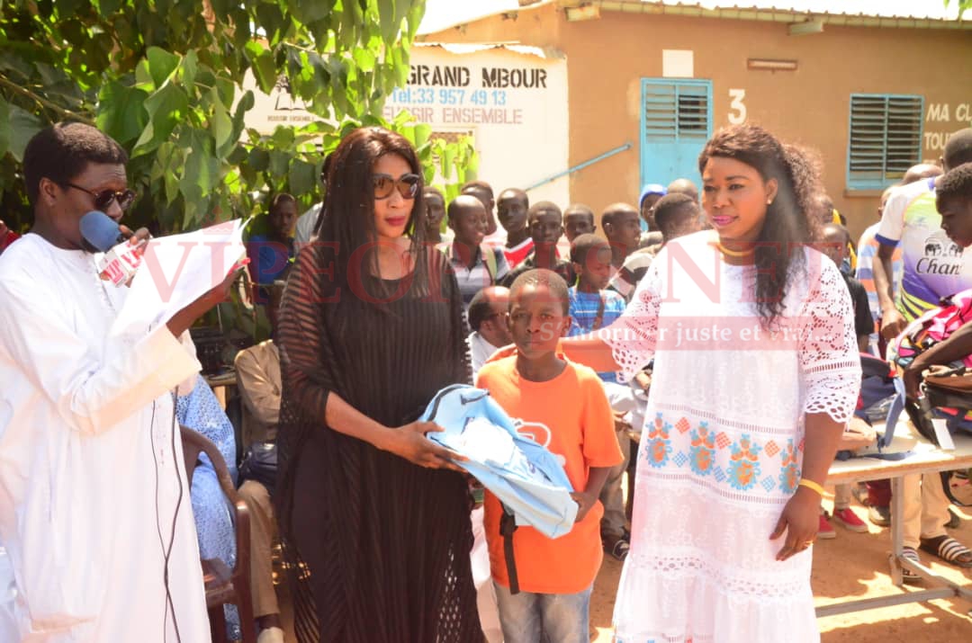 Les 57 images de remises de 10 000 Kits Scolaires aux établissements de Mbour et aux enfants de la poupeniére par l'Association Miroir Citoyenneté de feu Mamadou Diop.