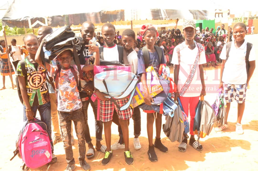 Les 57 images de remises de 10 000 Kits Scolaires aux établissements de Mbour et aux enfants de la poupeniére par l'Association Miroir Citoyenneté de feu Mamadou Diop.
