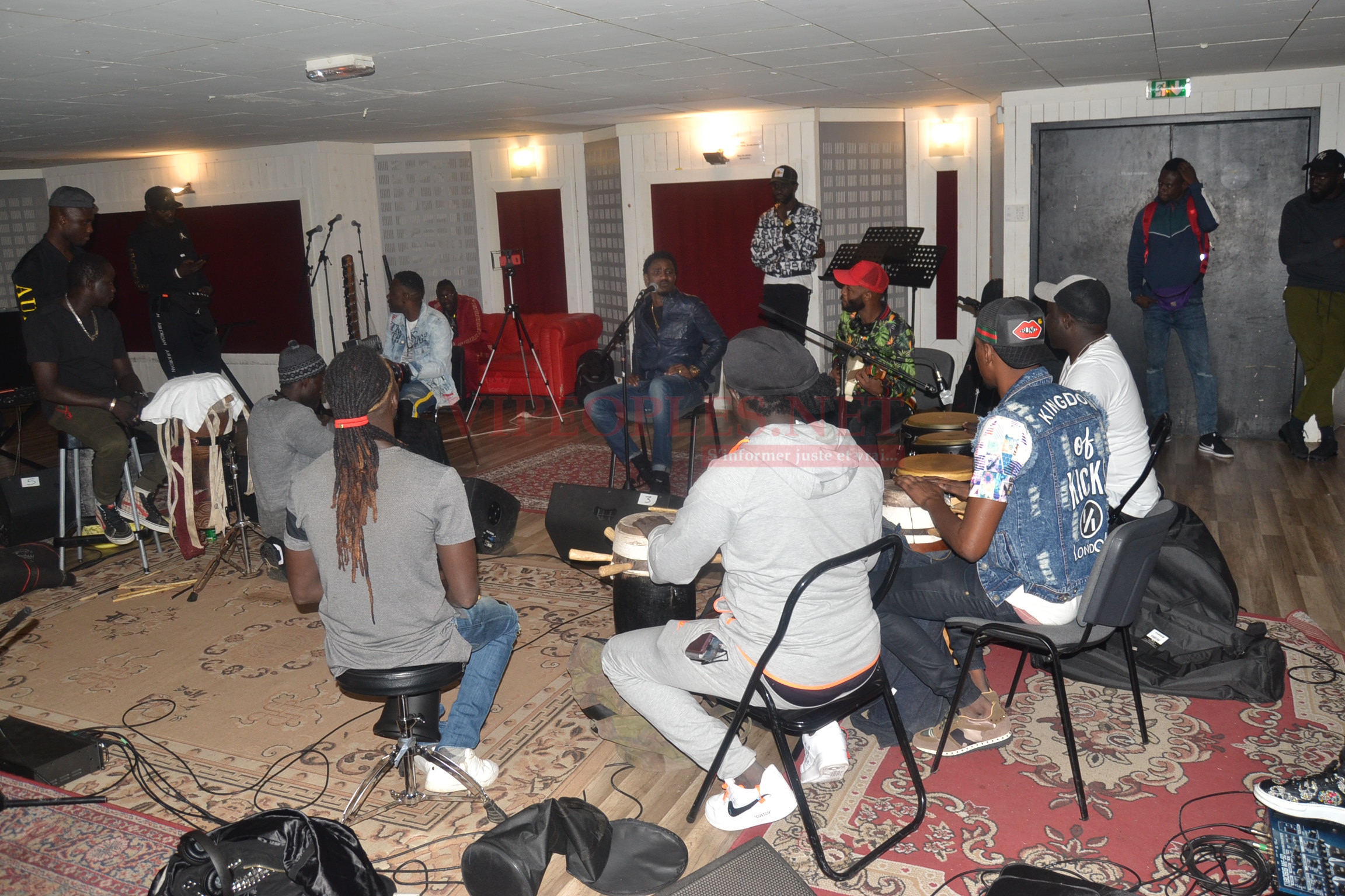 VIDÉO: Les musiciens de Waly Seck à l'hotel OCEANIA,s'expriment avant le concert du 26 octobre au Domes de paris